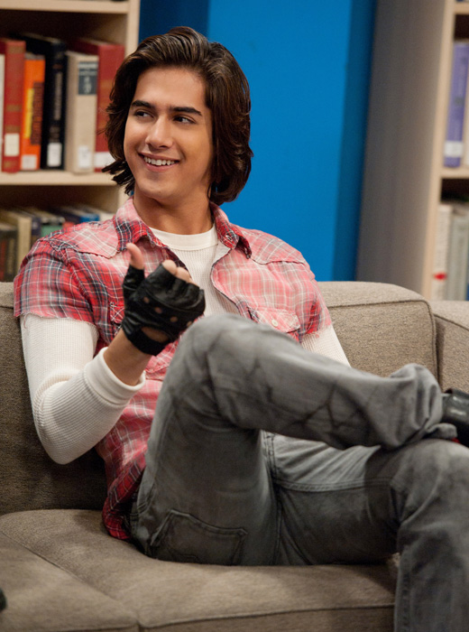 And Avan Jogia AKA Beck Oliver on Victorious sent his tweet love chirping
