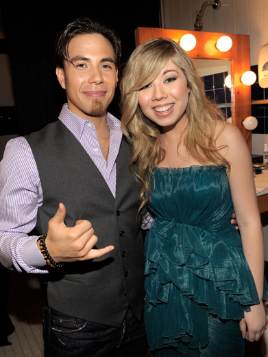 Apolo Ohno & Jennette McCurdy|Olympic skating sensation Apolo Ohno and spectacular iCarly spazz Jennette McCurdy hang loose at the KCAs.