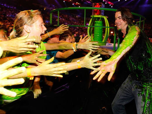 Jerry Trainor|iCarly star Jerry Trainor goes green with a pack of screaming fans, just after leaving the KCA stage.