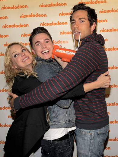 Anna Faris, Jesse McCartney & Zachary Levi|Blimp hug for the stars of Fave Movie, Alvin and the Chipmunks: The Squeakquel.
