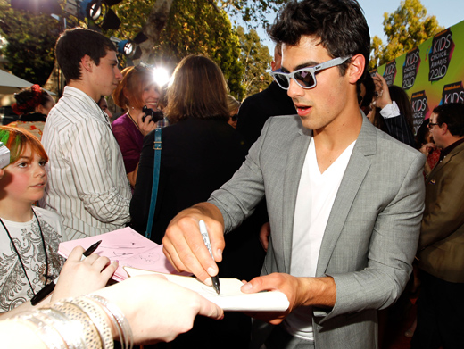 Joe Jonas|Look out, Clooney. This young buck is hot on your trail! Joe Jonas pulls off movie star cool with ease on the Orange Carpet.