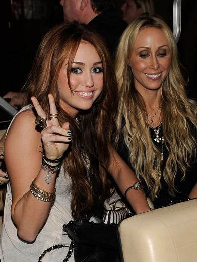 Miley Cyrus|Miley mellows out with her mom before accepting the Favorite Movie Actress Blimp from a very slimy Katy Perry.
