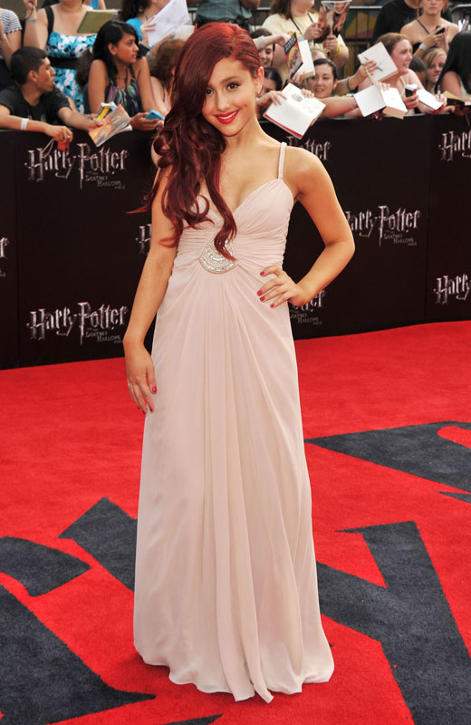 Check out Ariana Grande showing off her HP spirit on the red carpet of The